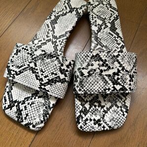 蛇柄サンダル