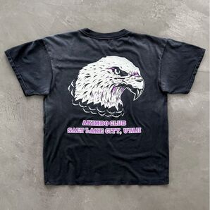 akimbo CHAIN-PEEKER EAGLE CLUB TEE