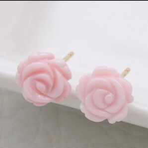 【8mm】ピンクシェルのバラがモダンなピアス K18YG