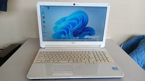 ノートパソコンFUJITSU Core i7 SSD128Gメモリ8G windows11 office
