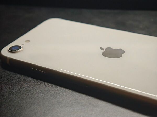 iPhone SE3(第3世代) 美品 バッテリー最大容量100% バッテリー交換品 64GB スターライト starlight