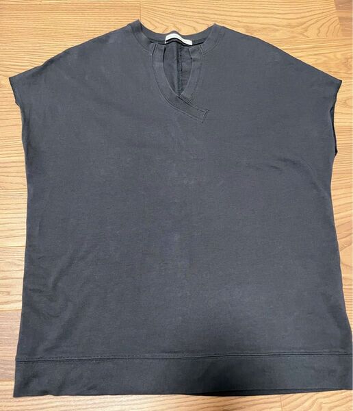 レディラックルカLUCAキーネックベスト プルオーバースウェットTシャツノースリーブ 美品 カットソー SHOPグレーカットソー