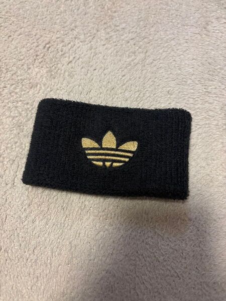 adidas ブラックリストバンド ゴールドロゴ
