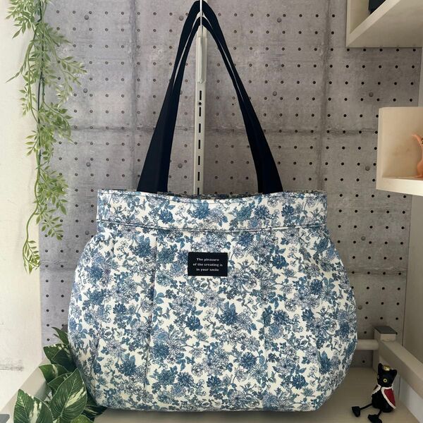 タック入りトートバッグ☆ふんわり大きめバッグ☆ボタニカルフラワー☆ブルー