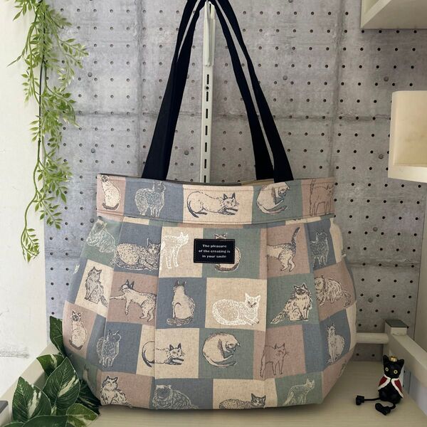 タック入りトートバッグ☆ふんわり大きめバッグ☆パステルカラー☆猫柄