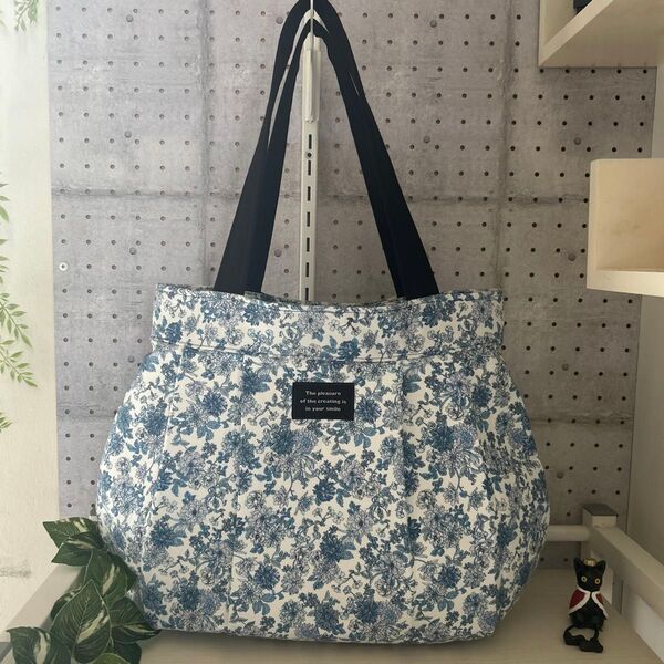 タック入りトートバッグ☆ふんわり大きめバッグ☆ボタニカルフラワー☆ブルー