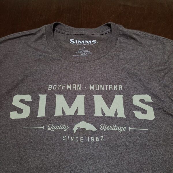 SIMMS シムス ブラウン Mサイズ 袖プリント フィッシング 2019 半袖 Tシャツ
