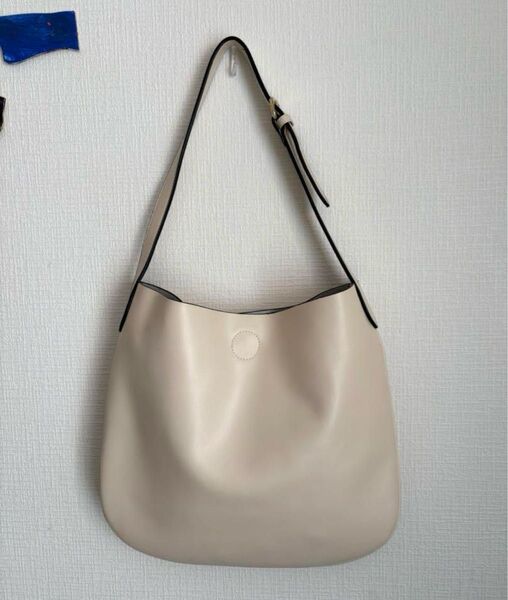 柔らかい牛革レザーの 2wayショルダー バッグ A4収納可