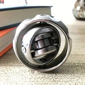 フィジェットトイ 3Dハンドスピナー 360°自由回転 メタル金属製3軸宇宙コマ