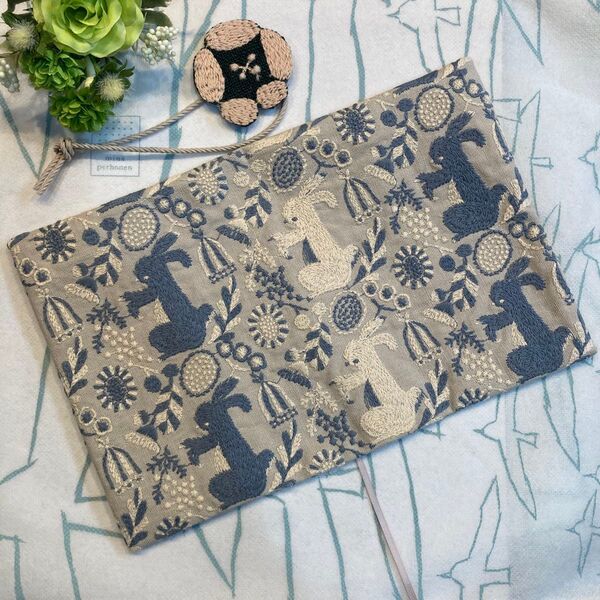 ウサギ刺繍生地 A6 文庫本カバー ほぼ日手帳カバー ハンドメイド