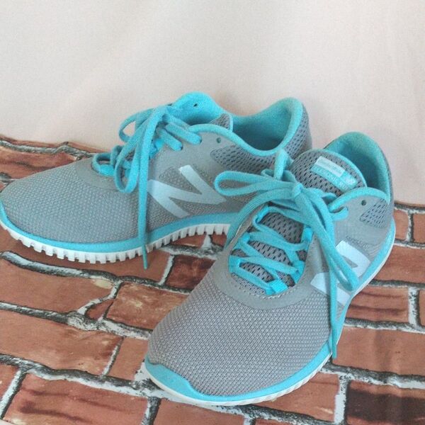 New Balance レディーススニーカー 24.5cm グレー×水色