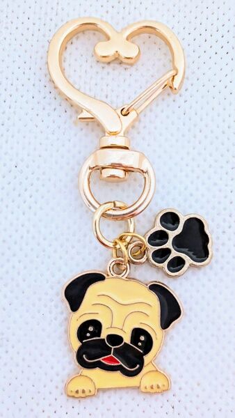 黒色の肉球とおめめパッチリパグの犬キーホルダー