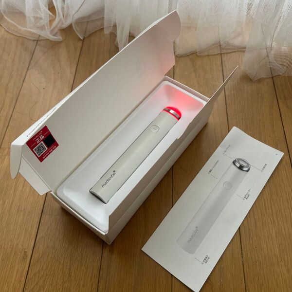 メディキューブ プースタプロ ミニ 美顔器 ホワイト 白 持ち歩きに便利!