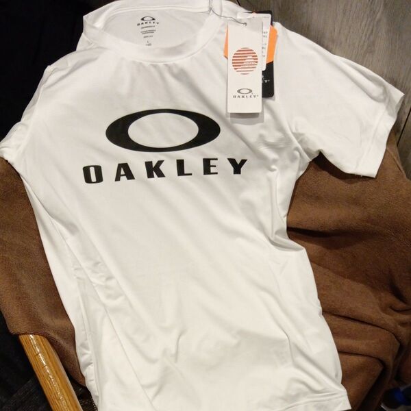 値下げ☆OAKLEY ☆Tシャツ Lサイズ☆新品未使用 ☆ ホワイト☆FILA等2点と一緒なら3000円