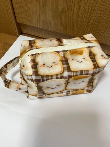 食パン柄 持ち手付き大きめボックスポーチ