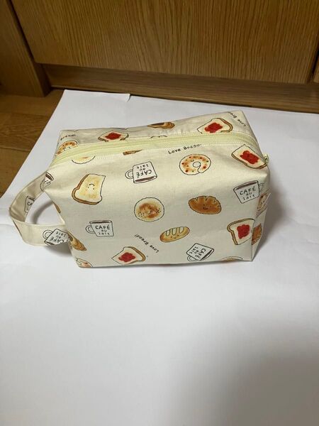 ハンドメイド 持ち手付大きめボックスポーチ パン柄ポーチふ