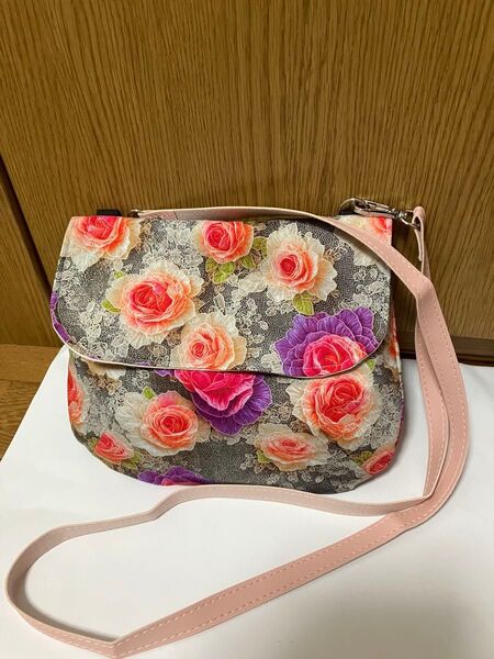 ふっくら蓋付き ショルダーバッグ レース柄風 ハンドメイド