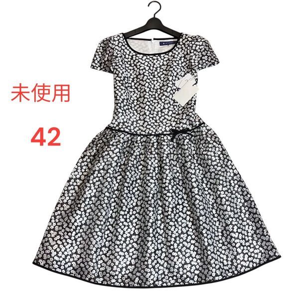新品タグ付き◆定価4万円◆エムズグレイシー 大きいサイズ 42 小花柄 総柄 オーガンジー半袖フレアワンピース リボン パイピング
