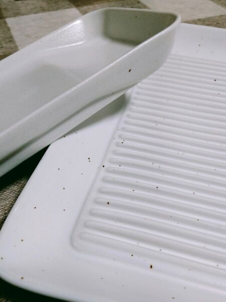 【箱なし未使用】たち吉コラボ食器 皿2点セット 白 陶器 摂りすぎ防止 脂切り皿 しょうゆつけすぎ防止皿 陶器製 ホワイト系