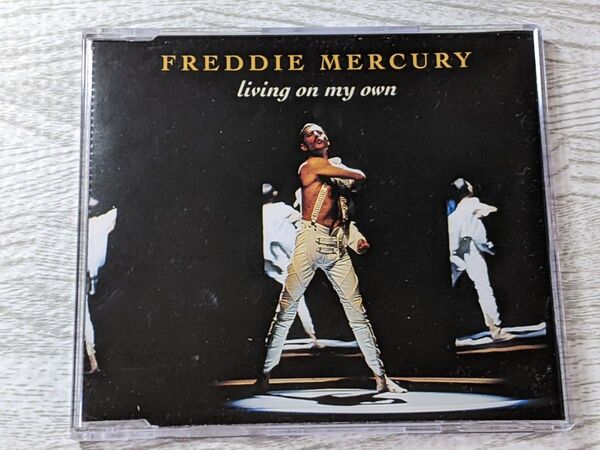フレディ・マーキュリー Freddie Mercury / Living on my own シングルCD QUEEN 輸入盤