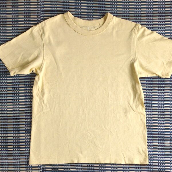 GU 淡い黄色Tシャツ