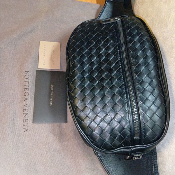 BOTTEGA VENETA 520452 イントレチャートボディバッグ