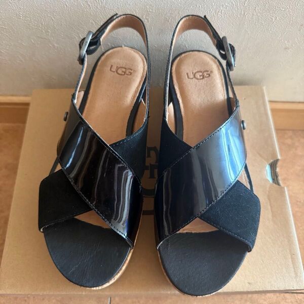 UGG アグ エナメル サンダル クロスベルト