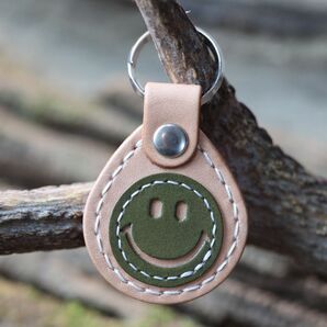 栃木レザー社 ヌメ使用 ハンドメイド レザーニコちゃんキーホルダー