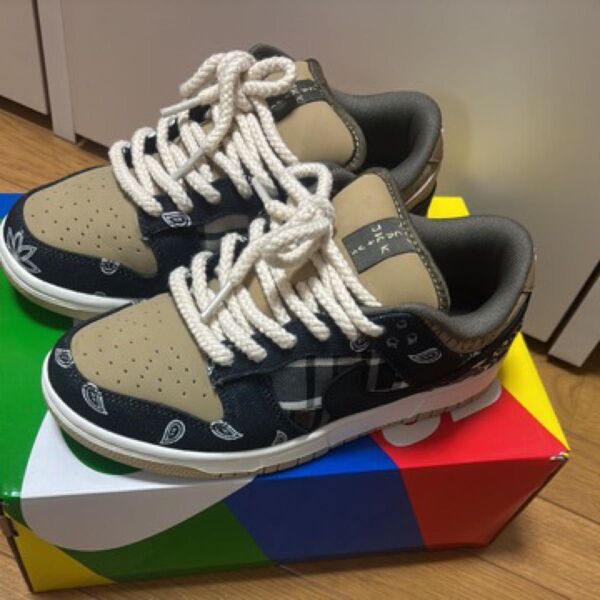 Travis Scott × Nike SB Dunk Low "Black/Parachute Beige"