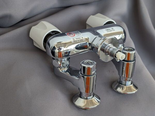 TOTO 洗面用湯水混合栓 TW20-1R 美品 洗濯機 お湯対応の洗濯機給水 本体はほぼ傷無し 脱衣場の室内使用のため水垢も極小