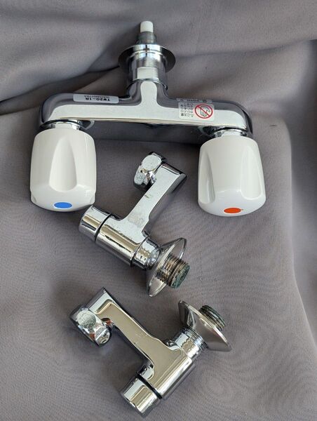 TOTO 洗面用湯水混合栓 TW20-1R 美品 洗濯機 お湯対応の洗濯機給水 本体はほぼ傷無し 脱衣場の室内使用のため水垢も極小