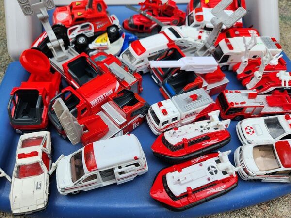 ミニカー 消防車 パトカー おもちゃ トミカ セット 緊急車両 28台