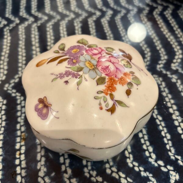 花柄 蝶の模様が描かれた陶器 小物入れ アンティーク