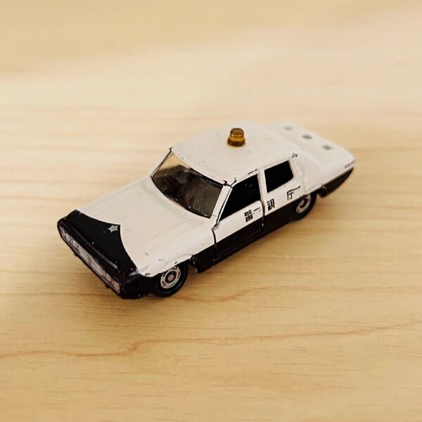 レア tomica NO32 NEW CROWN パトカー 警視庁 緊急車両 ミニカー