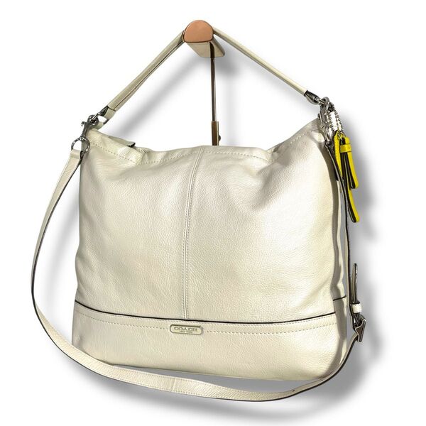 【美品】大容量 A4収納可 COACH コーチ 2way ワンショルダーバック レザー 本革 チャーム付 肩掛け 斜め掛け 白