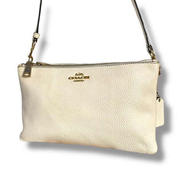【美品】COACH コーチ ショルダーバッグ サコッシュ レザー 本革 ロゴ金具 チャーム付 肩掛け 斜め掛け スマホショルダー