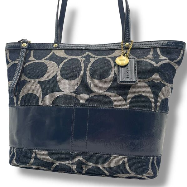 【美品】COACH コーチ トートバッグ デニム×レザー 本革 シグネチャー 肩掛け チャーム付 ハンドバッグ ブルー 青系