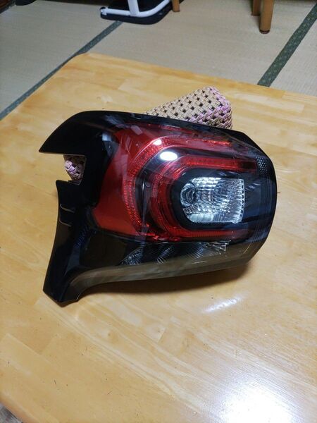 ※トヨタ「シエンタ」HV170系後期純正左テールランプ 品番81561-52E40 KOITO 52-319