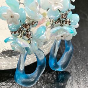 287.フラワーブーケピアス 青 ハンドメイド イヤリング 花 夏 初夏 ブルー