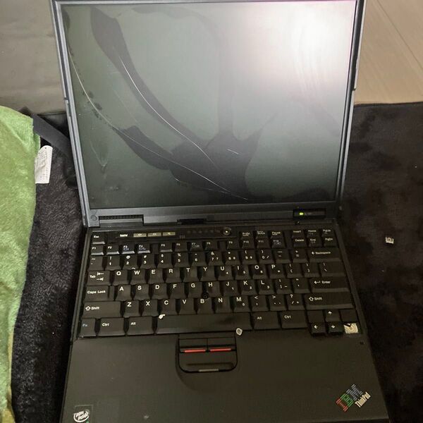 IBM ThinkPad ノートパソコン ジャンク 画面割れ。電源ケーブル付き ご希望のお値段でお譲りします。送料込みです。