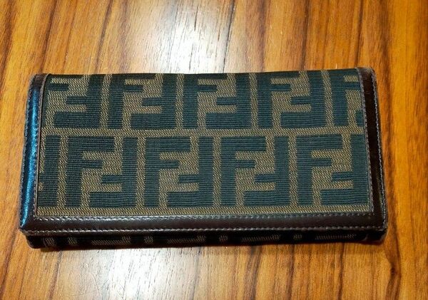 FENDI フェンディ ズッカ柄 FFロゴブラウン 二つ折り財布