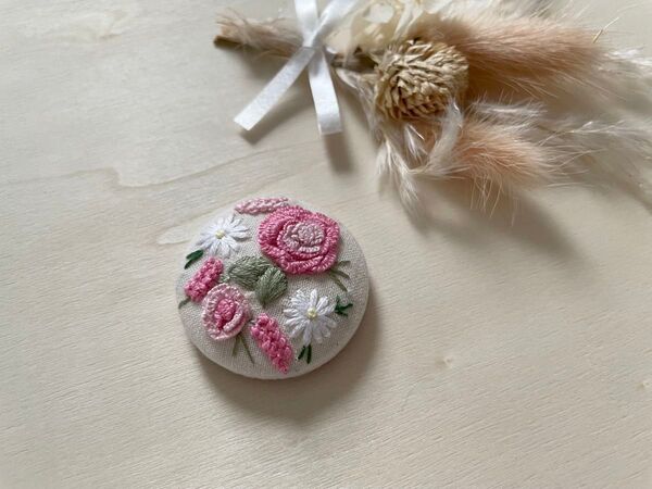 ピンクの薔薇刺繍ヘアゴム くるみボタン