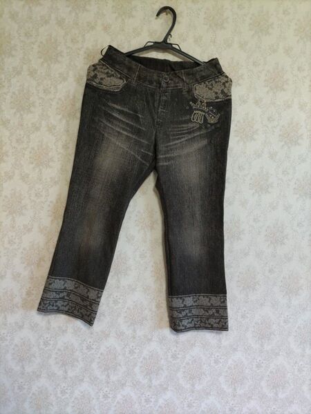 レディース ストレッチクロップドパンツ 11号 転写デニムプリント 黒 タグ付き〉