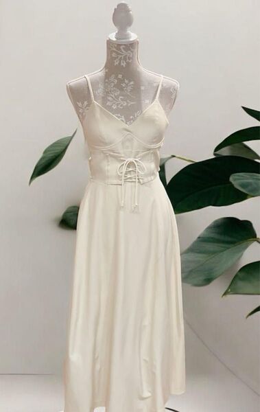 Ameri MEDI LACE UP SLIT DRESS ヴィスチェドレス ワンピース ホワイト