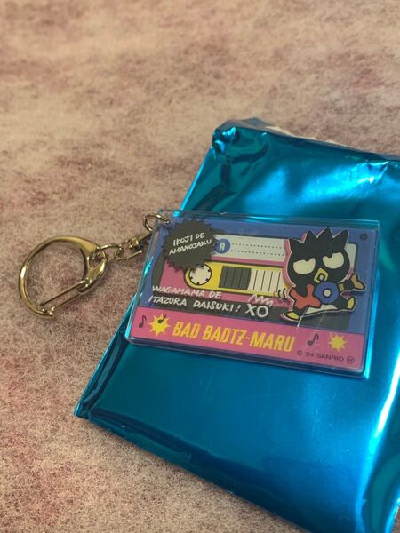 サンリオキャラクターズ ヴィンテージレトロ カセットテープ型 バッドばつ丸くん Bad Badtz-Maru アクリルキーホルダー