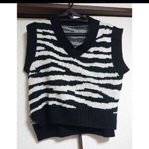 ショート丈ニットベスト ゼブラ柄 アニマル柄 レオパード ブラック SHEIN M Vネック ゆったり ノースリーブ モノトーン