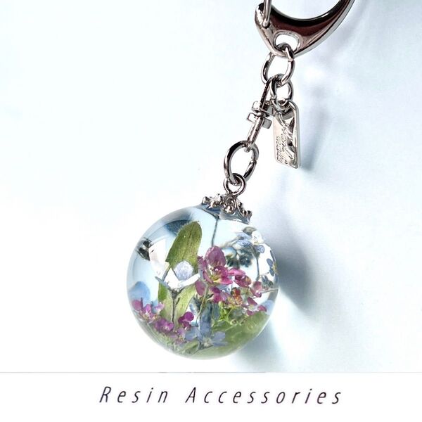 No.15 ハンドメイド/レジン/キーホルダー/球体の中に咲く花〈ミックス〉