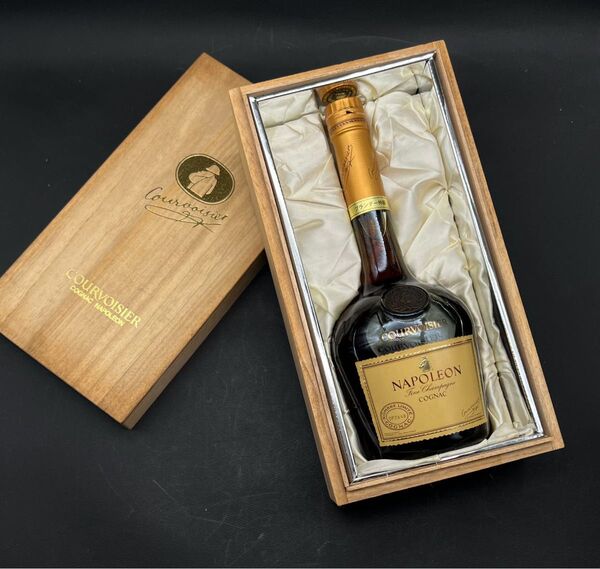 未開栓古酒クルボアジェ ナポレオン コニャックCOURVOISIER NAPOLEON COGNAC 從価スタンプ印有り