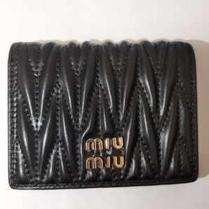 折り財布 二つ折り財布ウォレット 黒い財布。ミュウミュウ