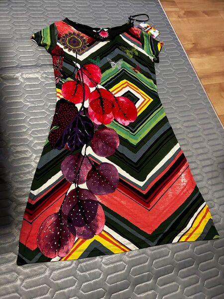 Desigual ワンピース Sサイズ 花柄 幾何学模様 マルチカラー 未使用